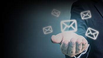 Kontakt sigma3D E-MAIL- Hand mit Briefumschlagsilhouetten.