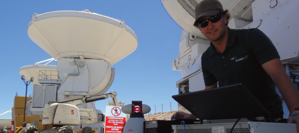 Header Startseite Antennenvermessung in der Atacamawüste. Ein sigma3D Mitarbeiter steht mit einem Messgerät vor einer Antenne
