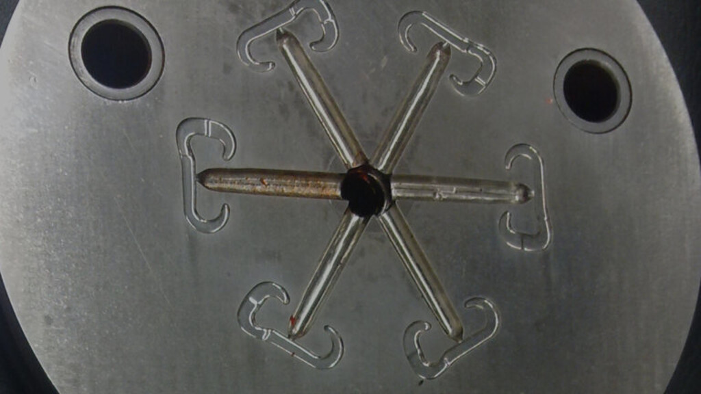 Spritzgusswerkzeug mit kleinen Hakenkavitäten