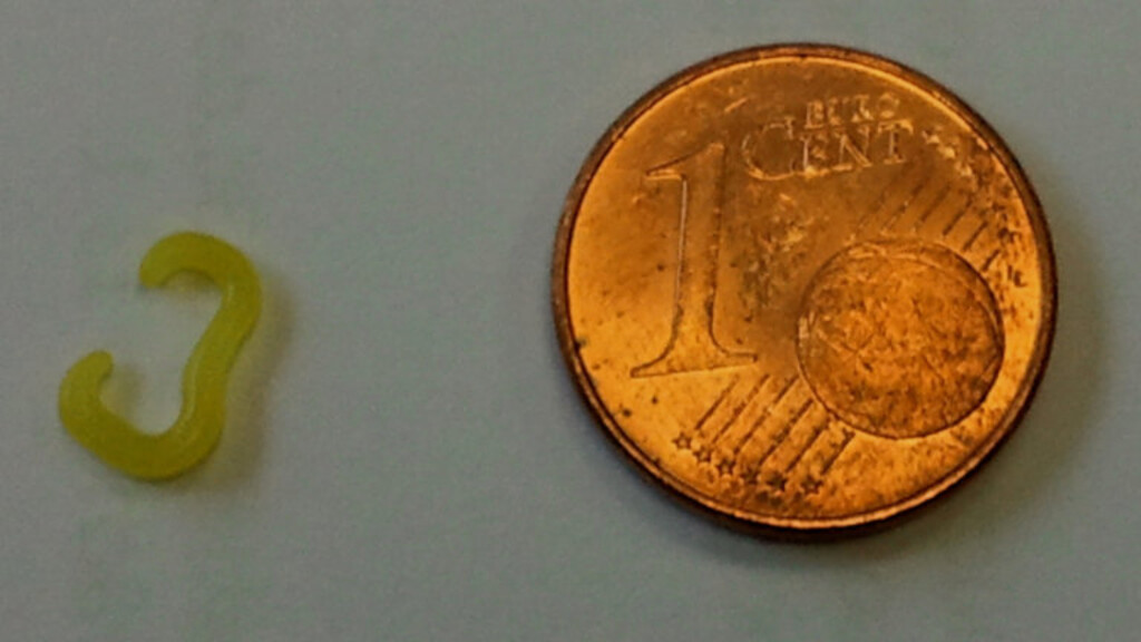 Größenvergleich -  Haken aus Werkzeugkavität mit 1 Eurocent